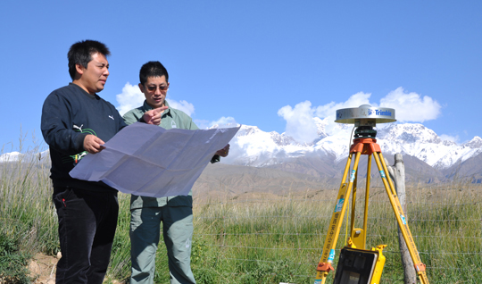 測繪隊員正在進行地理國情普查 測繪隊員正在進行地理國情普查